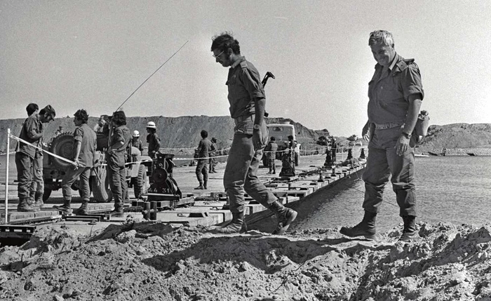 Generalul Ariel Sharon inspectează un cap de pod construit de armata israeliană peste Canalul Suez