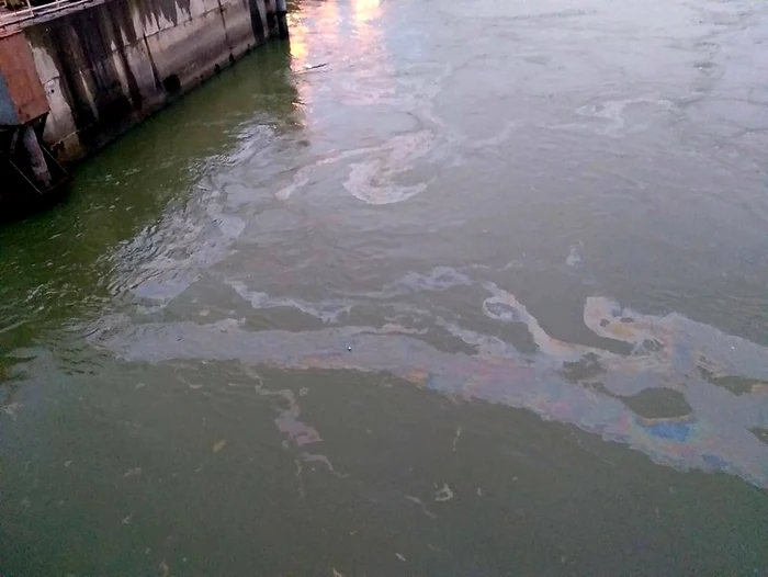 Unde de poluare se întinde pe 6 km FOTO: Facebook Apele Române