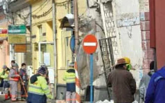 Clădirea afectată va fi demolată p Foto: mediafax