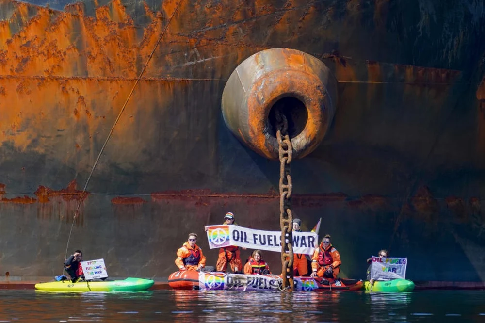 Organizația Greenpeace, dată în judecată de Shell. Gigantul energetic cere daune enorme în urma unui protest din Marea Nordului