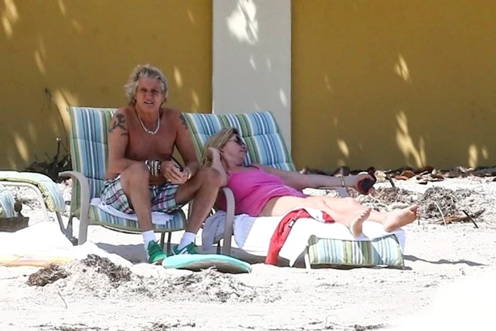 Rod Stewart și Penny Lancaster lenevesc pe plaja din Palm Beach