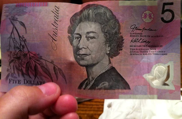 Portretul reginei Elisabeta a II-a figurează pe bancnota de cinci dolari australieni din anul 1992 (© Flickr / AGeekMom)