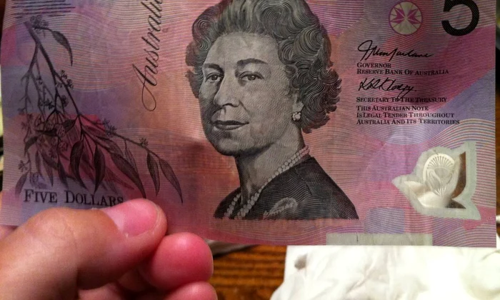 Portretul reginei Elisabeta a II-a figurează pe bancnota de cinci dolari australieni din anul 1992 (© Flickr / AGeekMom)