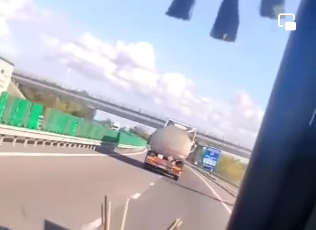 Un șofer merge în zig zag cu cisterna pe A2 - Captura video