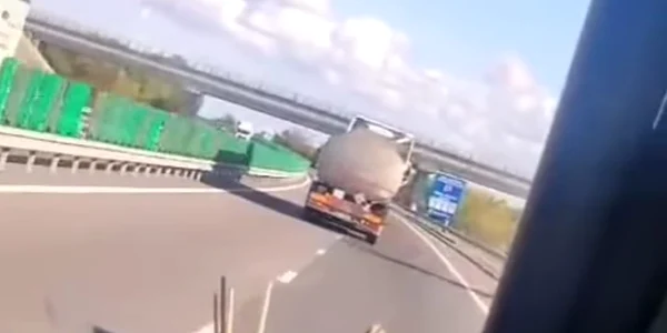 Un șofer merge in zig zag cu cisterna pe A2   captura video jpeg