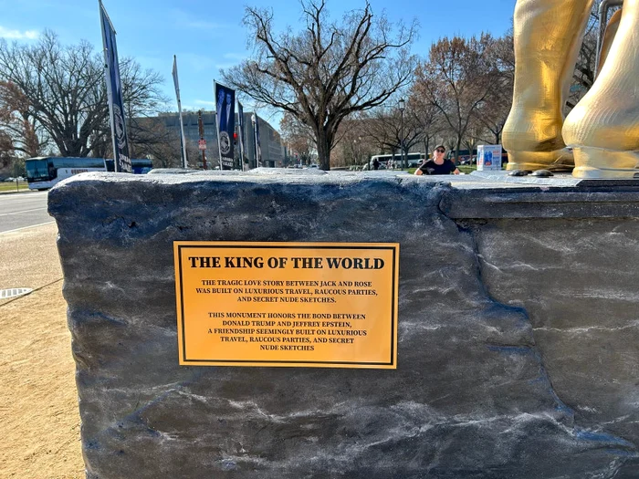 Mesajul de pe soclul statuii.