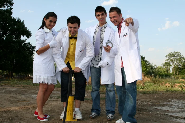 Adriela Morar de la „Dansez pentru tine”, Piticu’ din Simplu şi Adrian Tapciuc din „La Bloc”, erau asistenţii lui Smiley