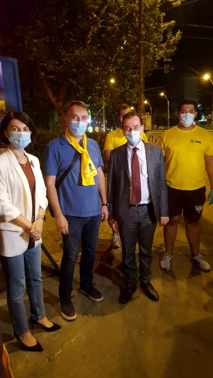 Dragoş Tănăsoiu, încadrat de Ludovic Orban şi Violeta Alexandru FOTO Facebook Dragoş Tănăsoiu