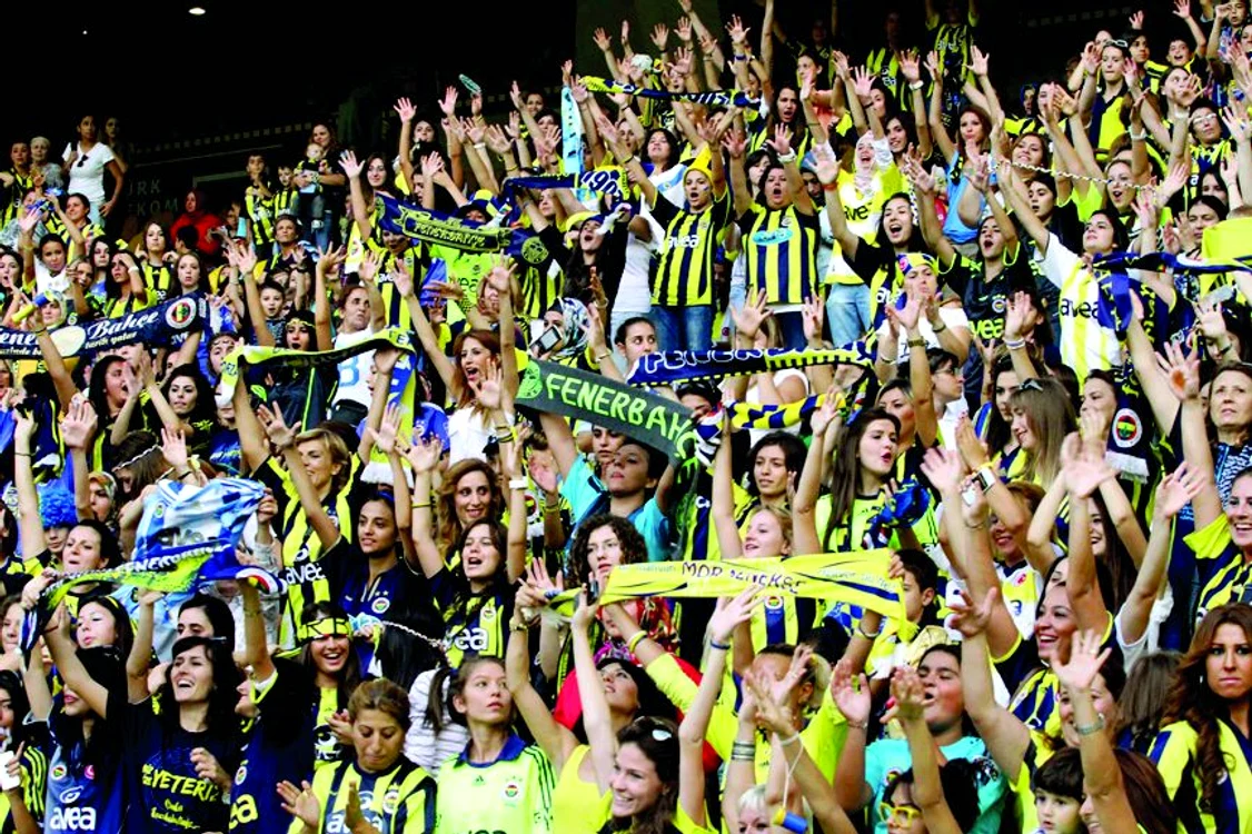 3.000 de femei şi copii au asistat la partida dintre  Petrolul şi FCM Târgu Mureş (fotografii: Răzvan Păsărică)