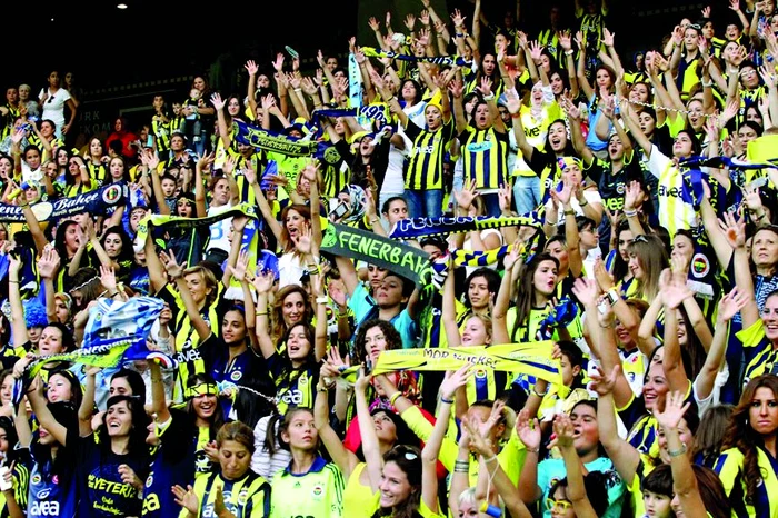 3.000 de femei şi copii au asistat la partida dintre Petrolul şi FCM Târgu Mureş (fotografii: Răzvan Păsărică)