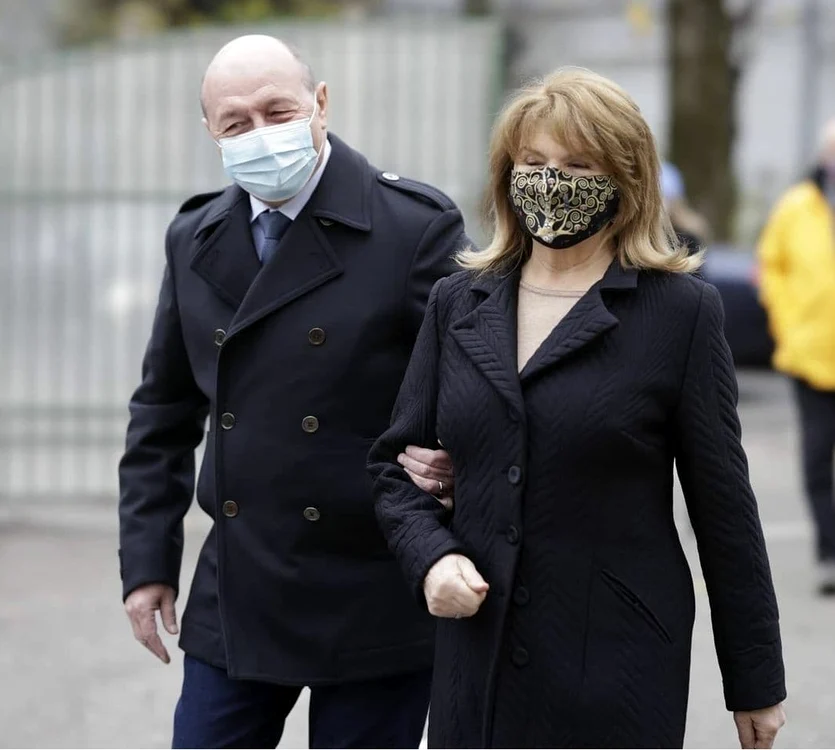 4 maria basescu la votare 2 jpg jpeg