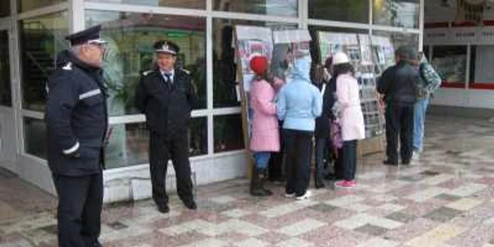 Trecătorii au putut privi poze de la intervenţiile pompierilor Foto: Adrian Obreja