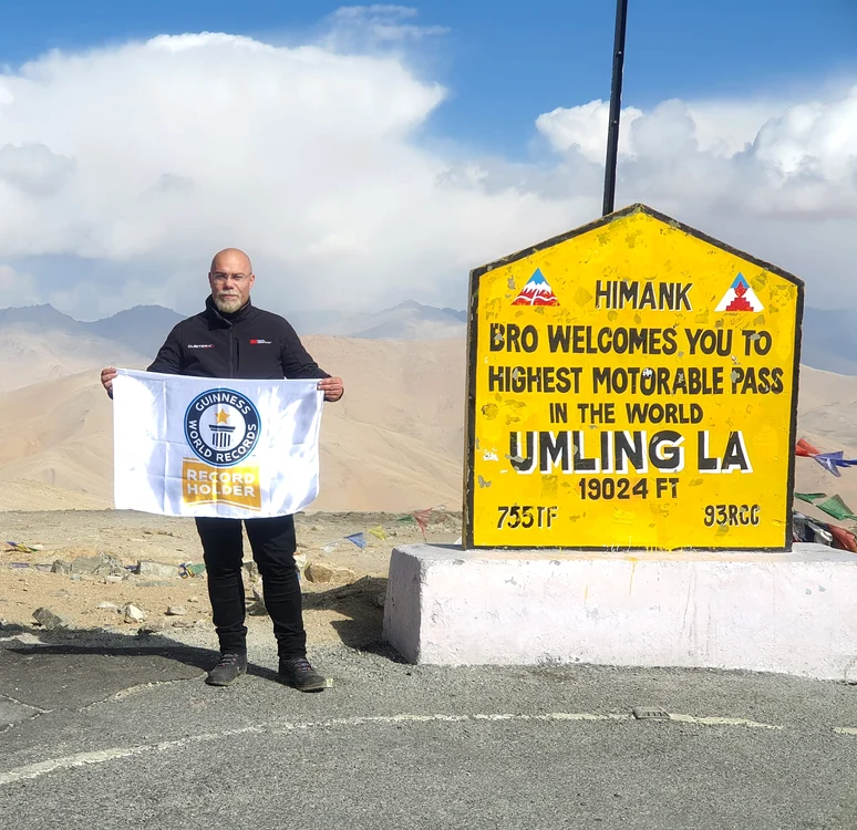 Pe cel mai înalt drum asfaltat din lume: Umling La Pass. Foto: Facebook / Thurzó Zoltán