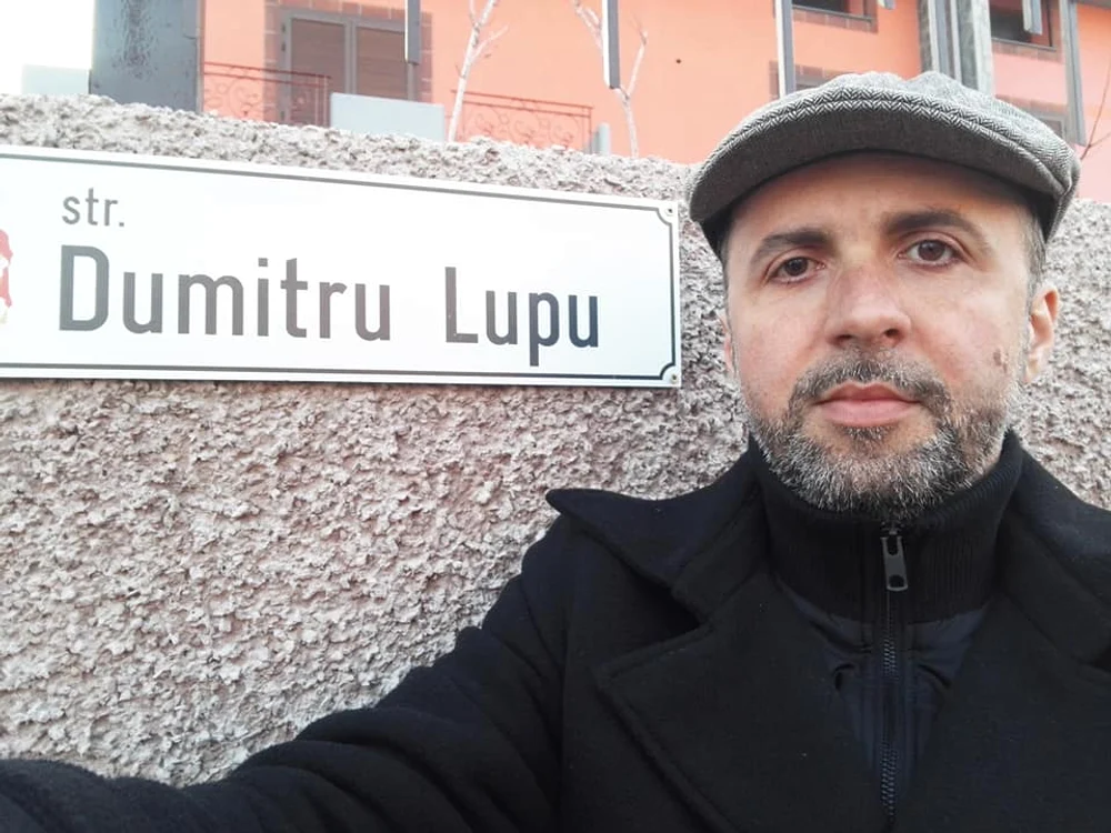 Iulian Bratu, artist liric la Teatrul Național de Operă „Oleg Danovski” din Constanța, s-a fotografiat pe strada Dumitru Lupu