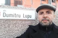 Iulian Bratu, artist liric la Teatrul Național de Operă „Oleg Danovski” din Constanța, s a fotografiat pe strada Dumitru Lupu jpeg