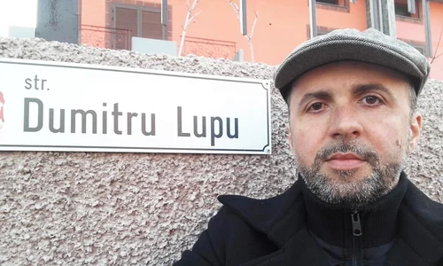 Iulian Bratu, artist liric la Teatrul Național de Operă „Oleg Danovski” din Constanța, s a fotografiat pe strada Dumitru Lupu jpeg