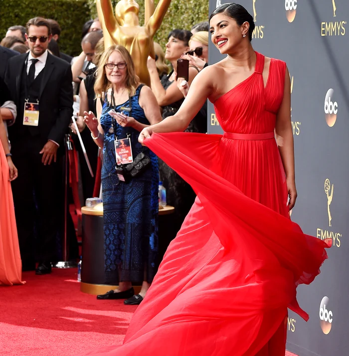 Priyanka Chopra i-a cucerit pe fotografi cu ţinuta eifoto: Guliver/Getty Images