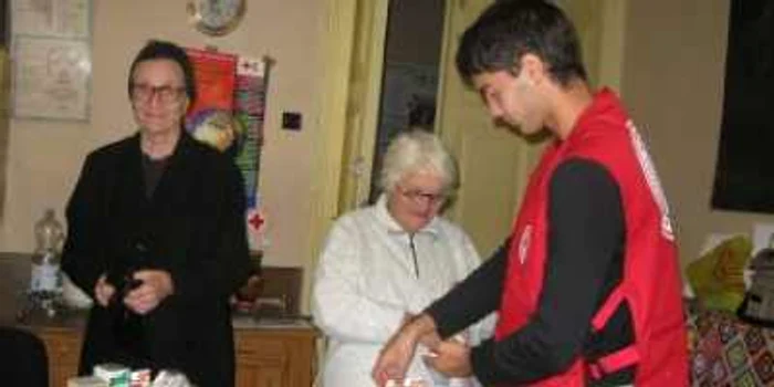 Slatina: Vârstnicii au primit medicamente gratuite de ziua lor de la Crucea Roşie