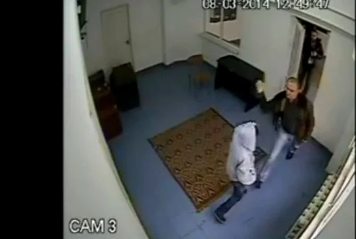 Şeful Poliţiei Piatra Neamţ a lovit-o fără milă pe minoră.