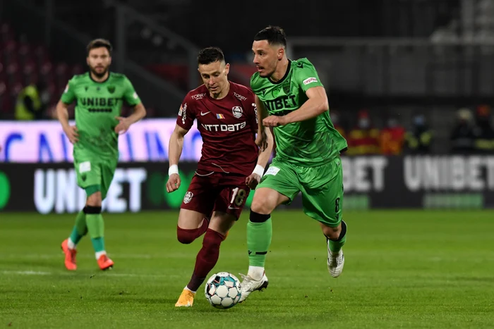 
    Duel pentru balon între Costache și AntonFoto: sportpictures.eu  