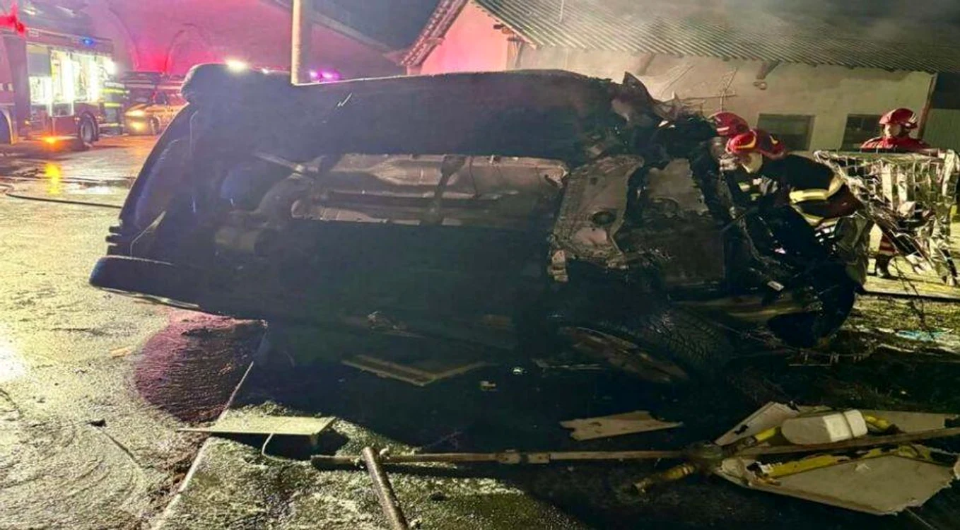 După impact, mașina în care se aflau cei doi tineri a luat foc