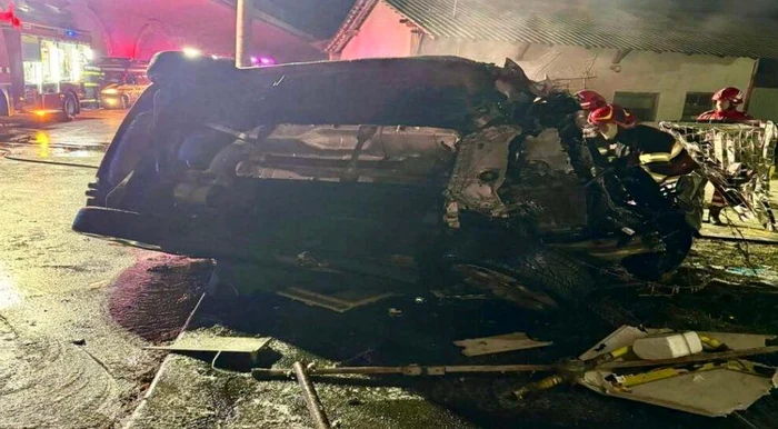 După impact, mașina în care se aflau cei doi tineri a luat foc