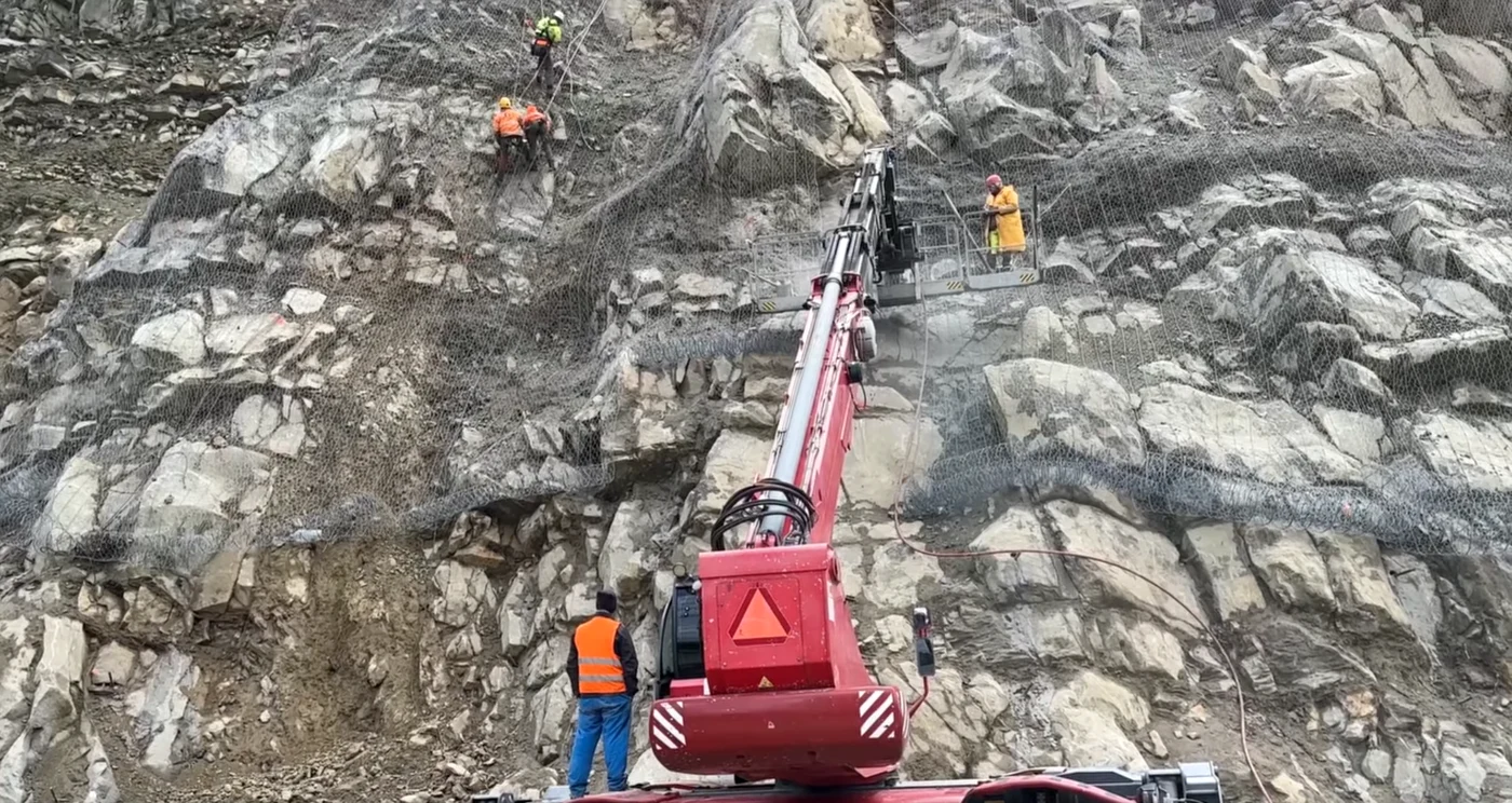 Echipele lucrează pe sectorul DN 10 din zona Barajului Siriu. FOTO: Facebook / DRDP Buzău