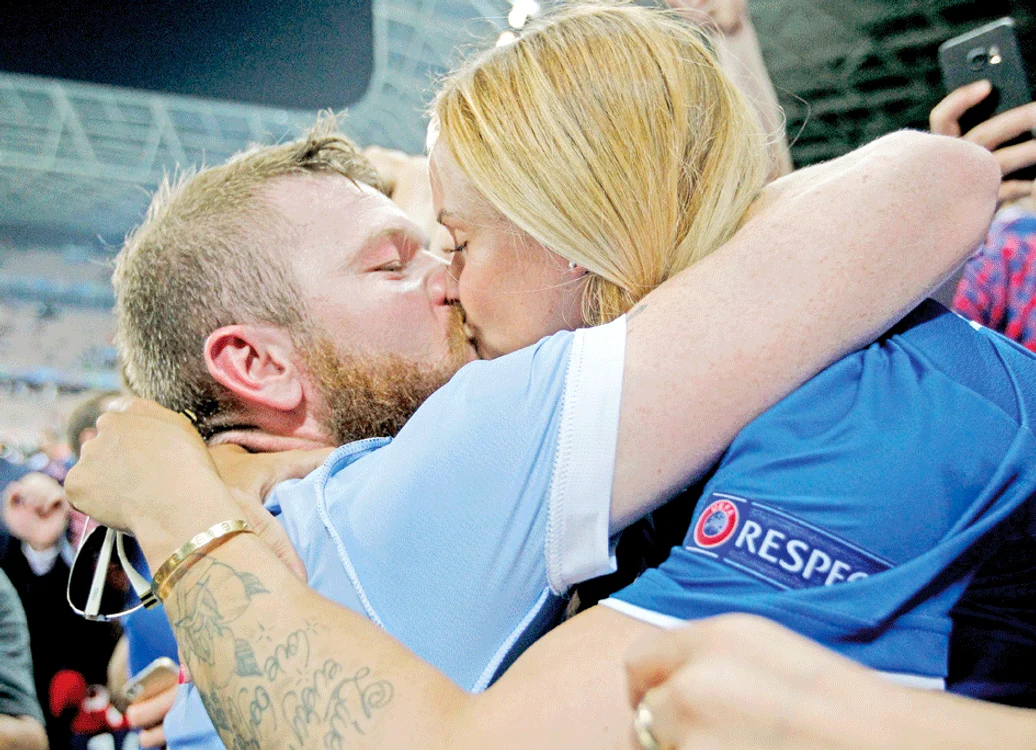 Islandezul Sigthorsson s-a aruncat în braţele iubitei