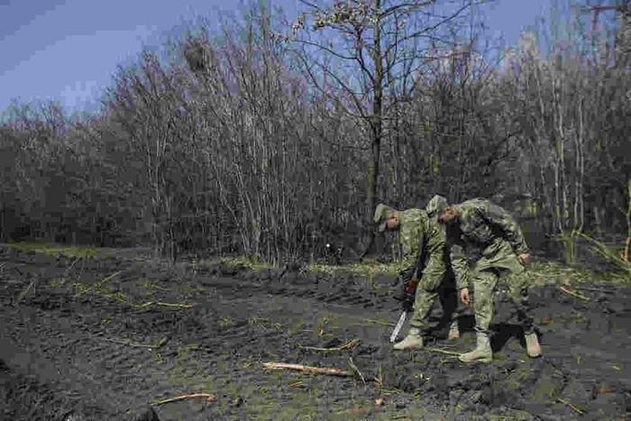 Soldații fac primele măsurători. Sursa foto: Inquam Photos, Octav Ganea