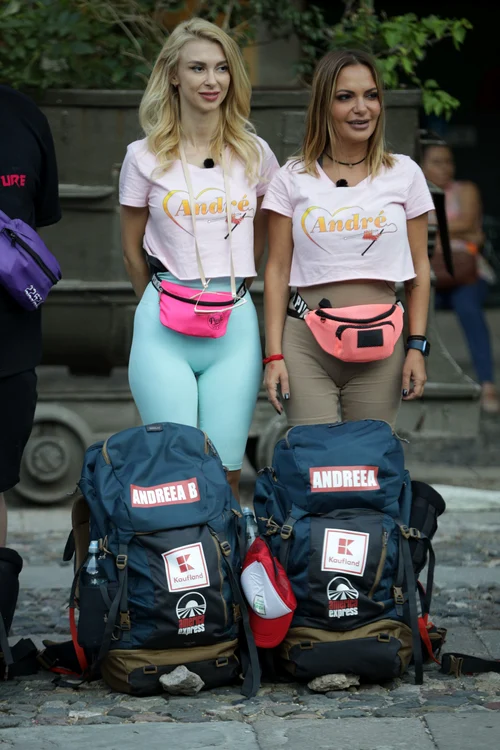 Andreea Bălan și Andreea Antonescu, cu rucsacurile, pe stradă, în reality-show-ul „America Express“