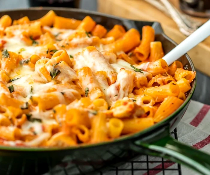 Paste cu parmezan, spanac și roșii cherry.