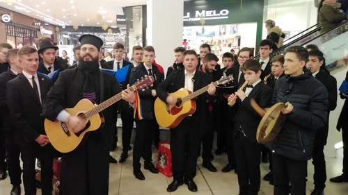 Colinde ad-hoc în Mall-ul nou din Râmnicu Vâlcea - corul seminarial Foto Arhiva personală Dumitru Scurtu