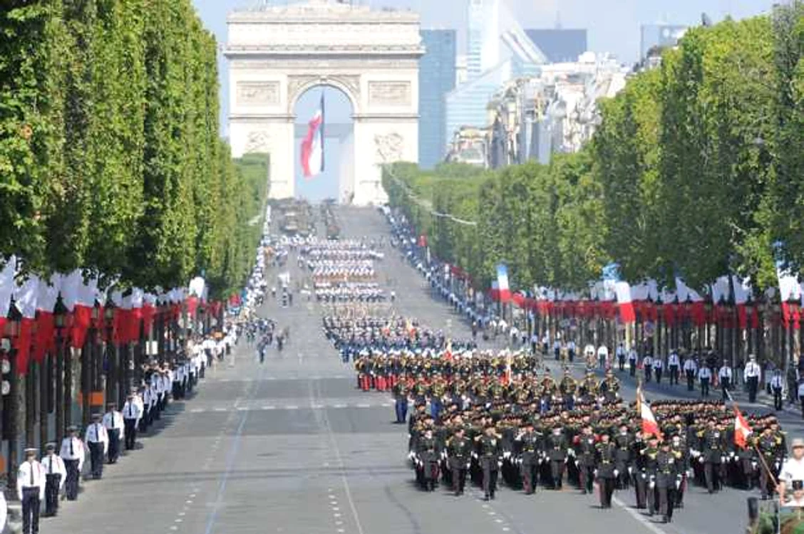 Pe 14 iulie, Franţa îşi sărbătoreşte ziua naţională printr-o paradă militară fastuoasă pe vestitul bulevard Champs-Elysées FOTO ammar.photoshelter.com