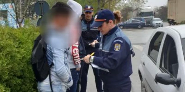 Poliţia va informa conducerea şcolilor cu privire la elevii prinşi în baruri FOTO Adevărul