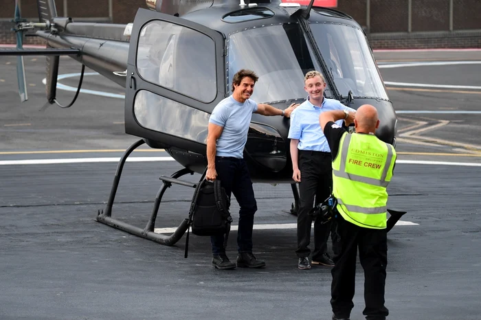 Tom Cruise își pilotează singur elicopterul