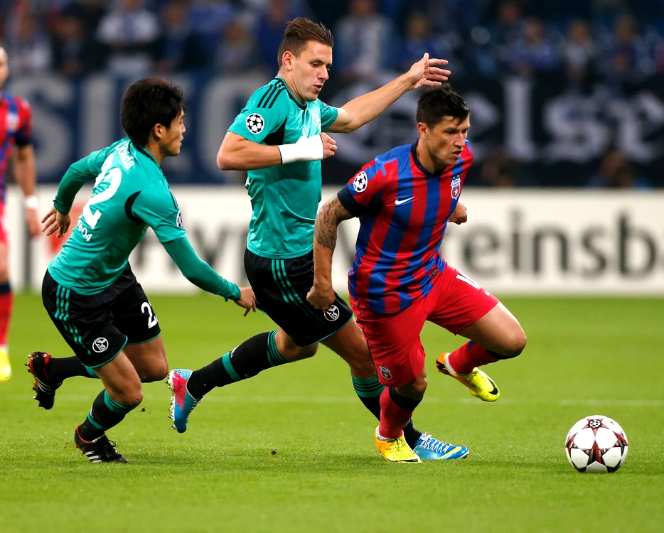 Tănase, în duel cu fotbaliștii lui Schalke 04