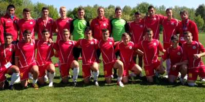 Elevii români pasionaţi de fotbal au bătut echipele Belgiei,Braziliei şi Greciei şi au obţinut un egal cu Ungaria FOTO edu.ro