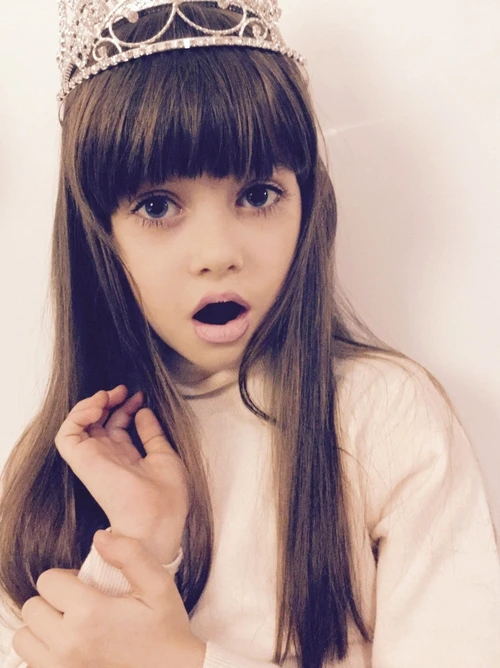 Mikaela pozează ca un adevărat model