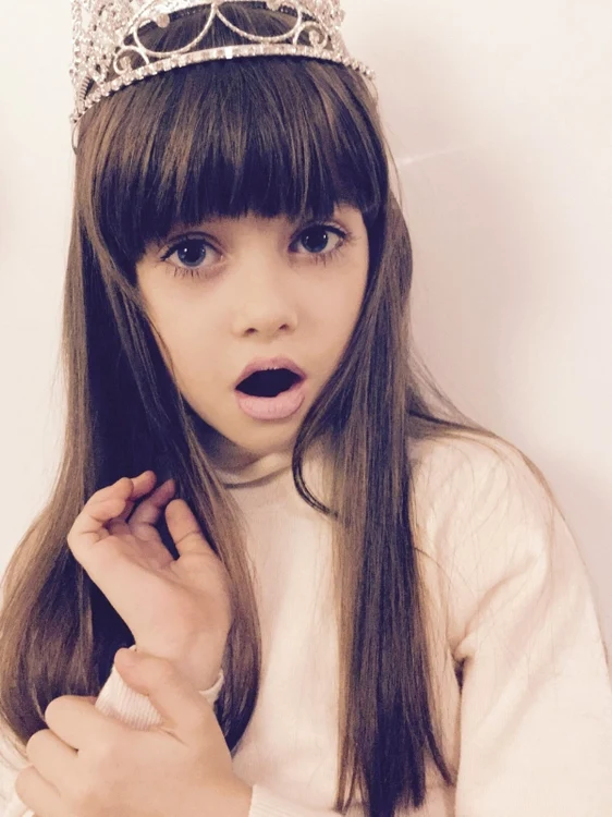 Mikaela pozează ca un adevărat model