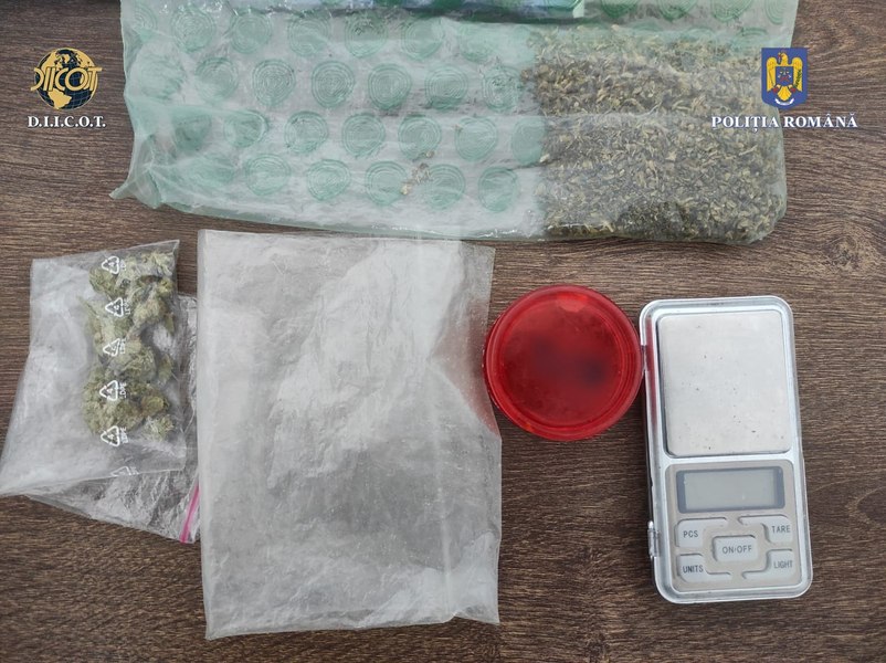 Traficanți de droguri, arestați preventiv. Vindeau canabis, cocaină și MDMA. Grup de 38 persoane, la audieri