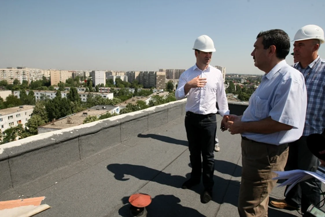 
    Edilul le-a cerut constructorilor să fie atenţi la calitatea lucrărilor  