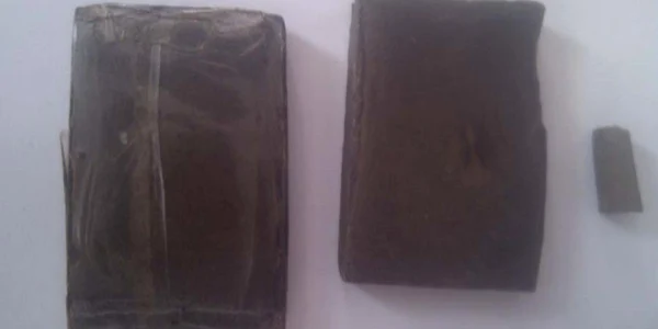 La domiciliul suspectului au fost găsite două pachete de haşiş