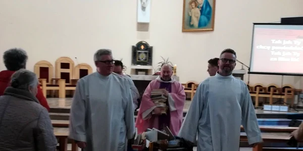 Cărţile arse de preoţii catolici în Polonia FOTO Facebook/ Fundacja SMS Z NIEBA