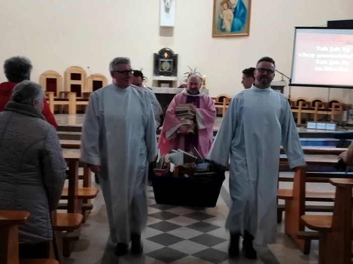 Preoţii catolici în Polonia cărând cărţile care au fost arse FOTO Facebook/ Fundacja SMS Z NIEBA