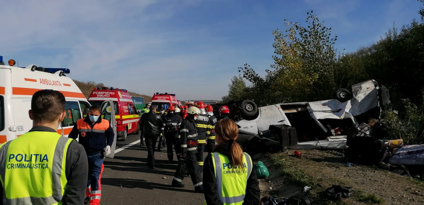 
    Una dintre persoanele din microbuz a murit iar alta a fost dusă cu elicopterul la spitalul din Tg MureșFoto: ISU Alba  