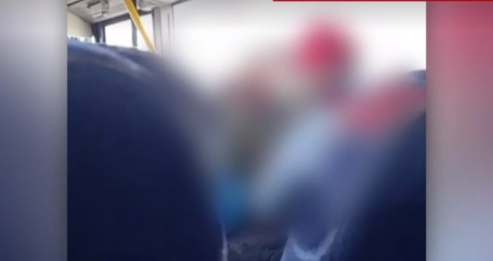 Un bătrân a fost lovit și insultat de un individ într-un autobuz din Bistrița. Nimeni nu a sunat la poliție VIDEO