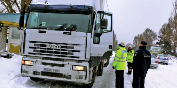 Transportatorii vor plăti şi tractarea camioanelor echipate necorespunzător care vor rămâne blocate în trafic