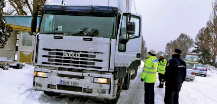 Transportatorii vor plăti şi tractarea camioanelor echipate necorespunzător care vor rămâne blocate în trafic