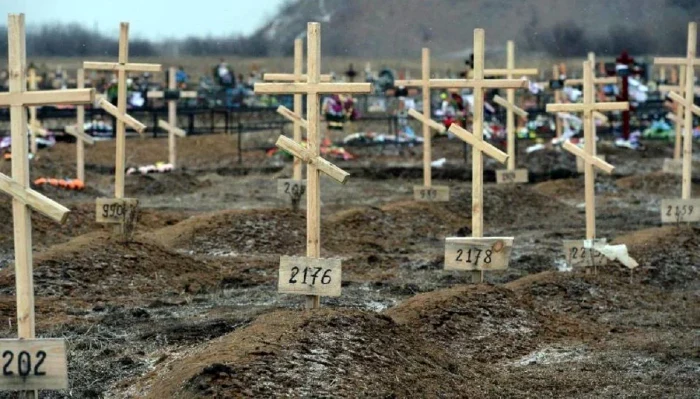 Cimitir într-un sat din Rusia FOTO: Dialog