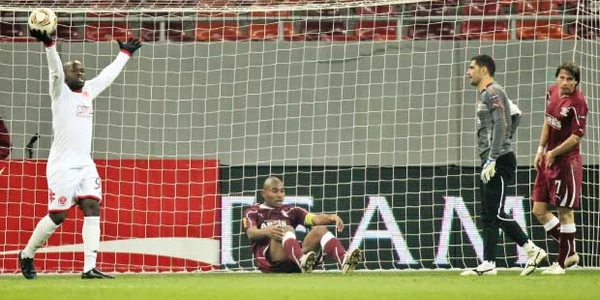 Dani Coman (al doilea din dreapta) priveşte cum Toto Tamuz sărbătoreşte marcarea unui nou gol   